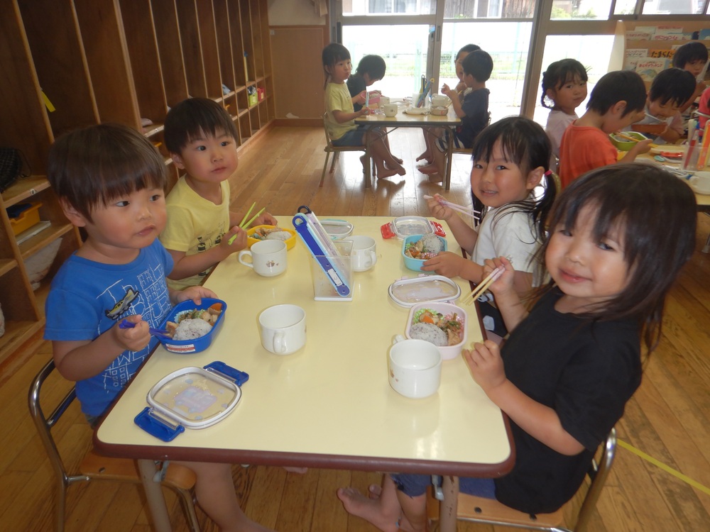 おべんとうを食べている様子 (2)