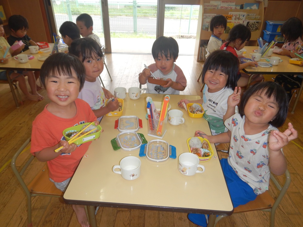 おべんとうを食べている様子 (3)