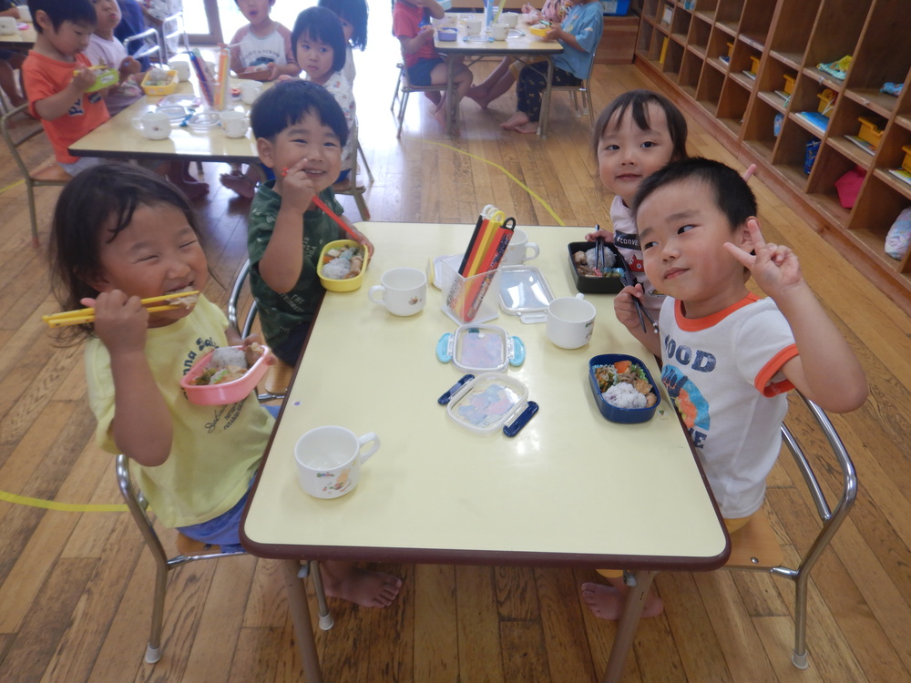 おべんとうを食べている様子 (4)