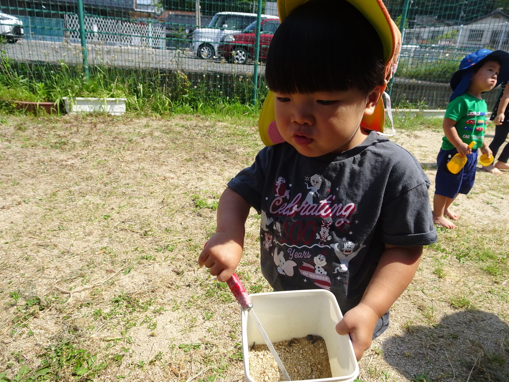 園庭で遊ぶ子ども (4)