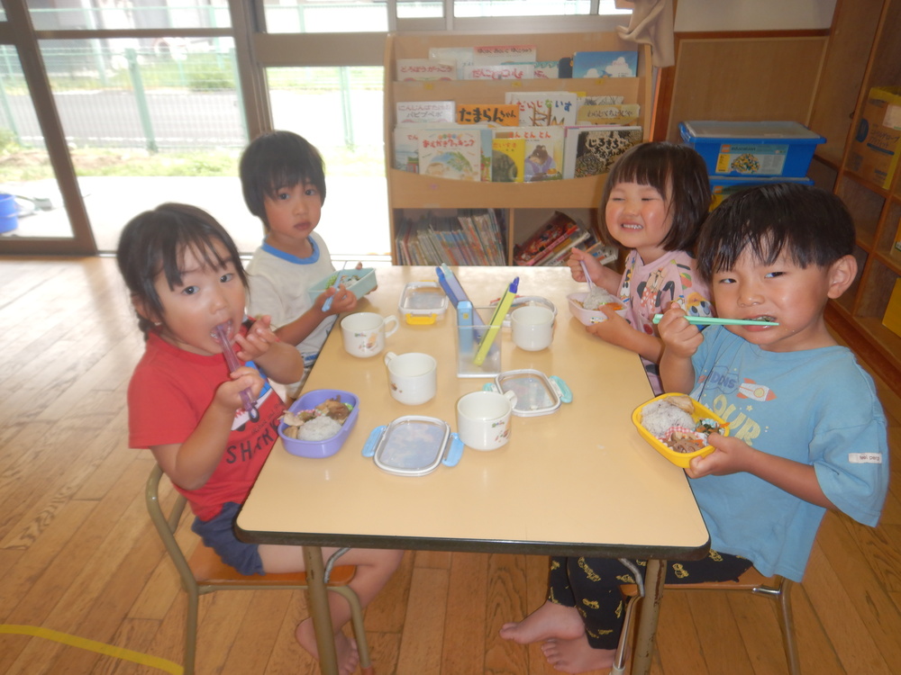 おべんとうを食べている様子 (5)
