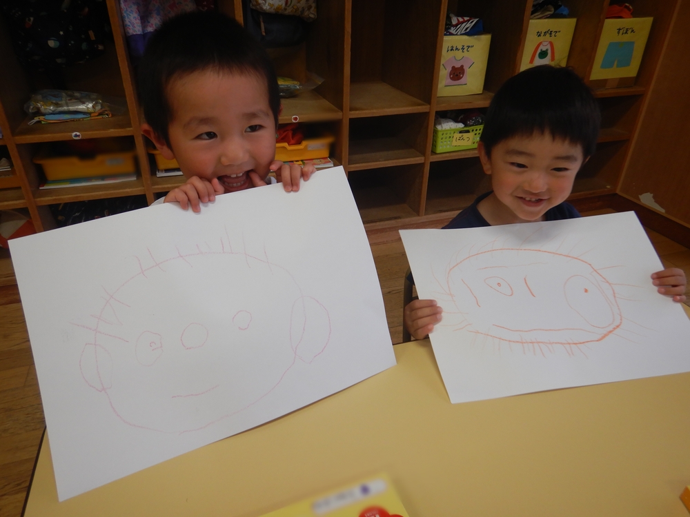 自分の顔を描いた子どもたち