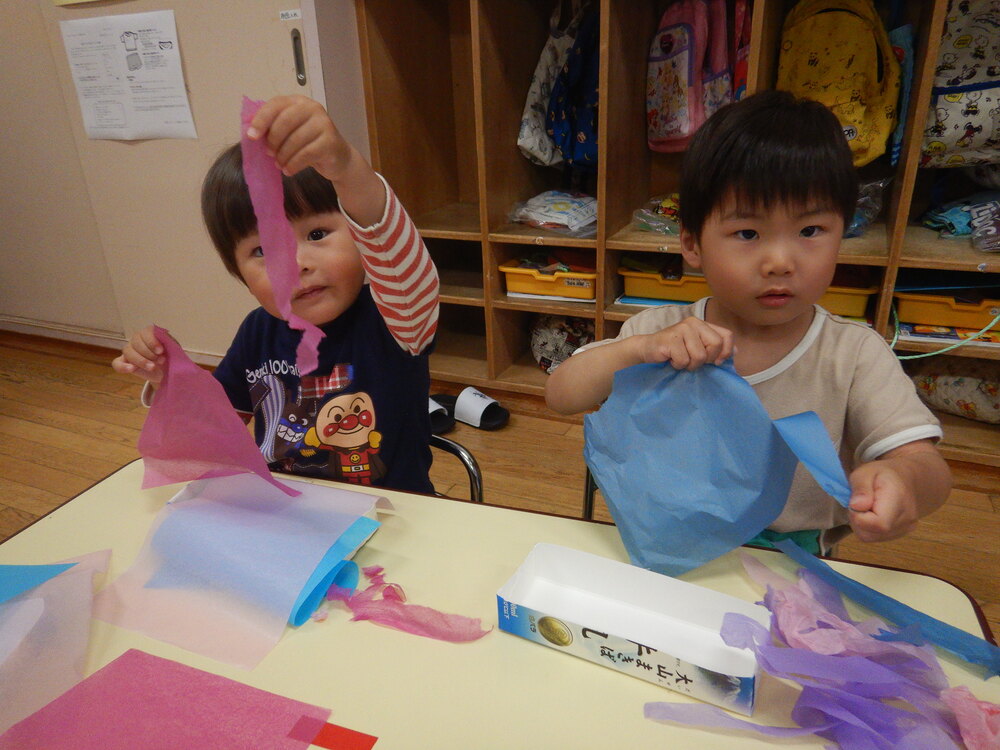 お花紙をちぎっている子どもたち (1)