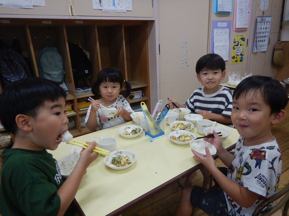 食事の様子 (1)