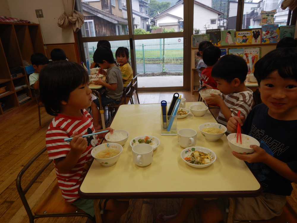 食事の様子 (2)