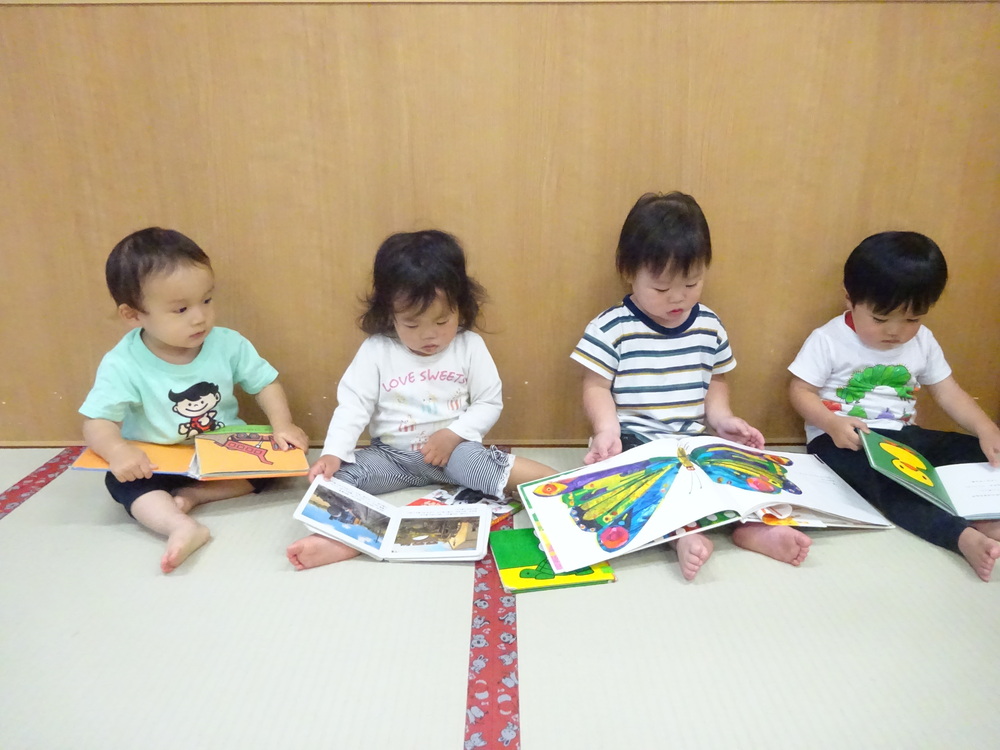 絵本を見ている様子 (2)