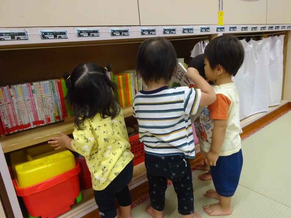 絵本を見ている様子 (3)
