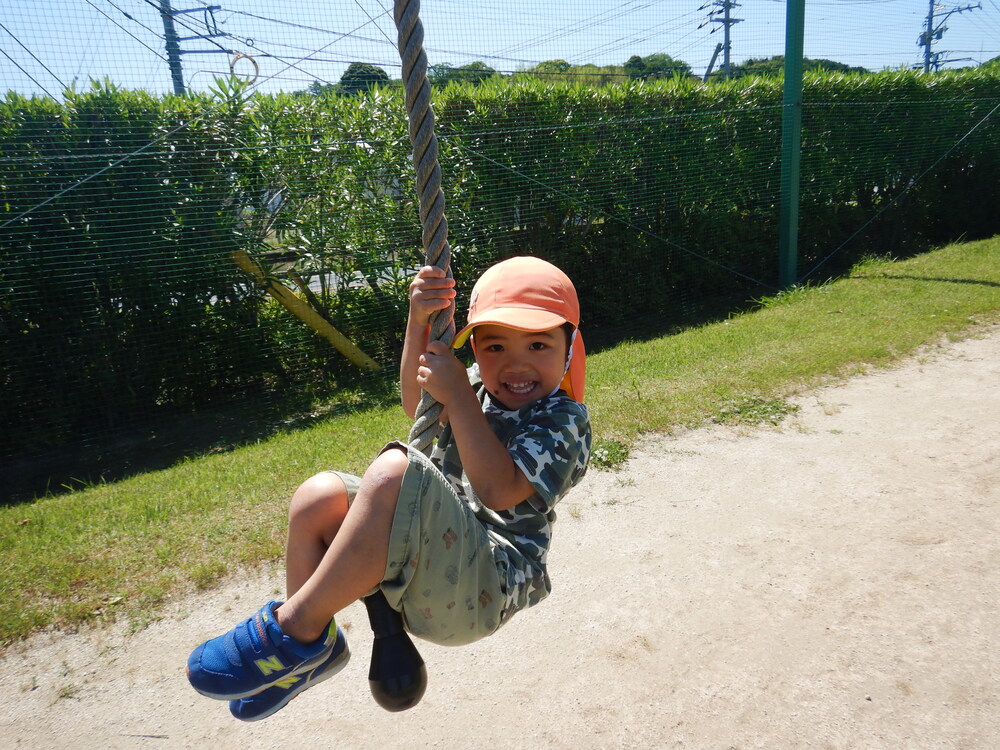 公園で遊んでいる様子 (2)