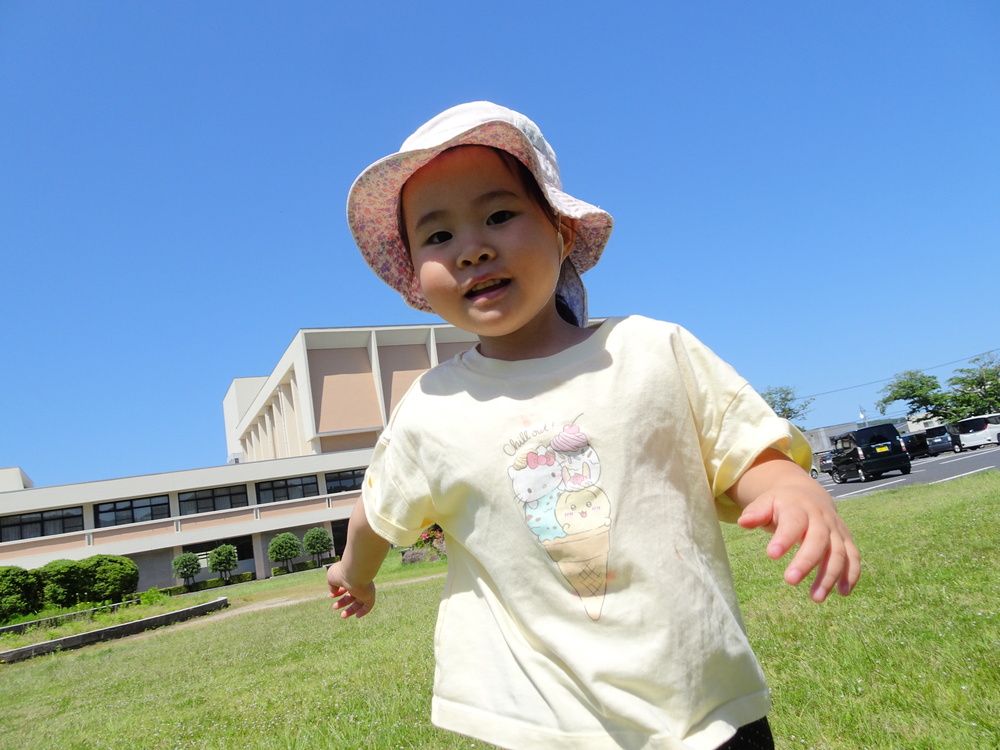 市民会館で遊ぶ子ども (1)