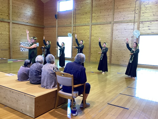 フラダンスを披露して頂きました