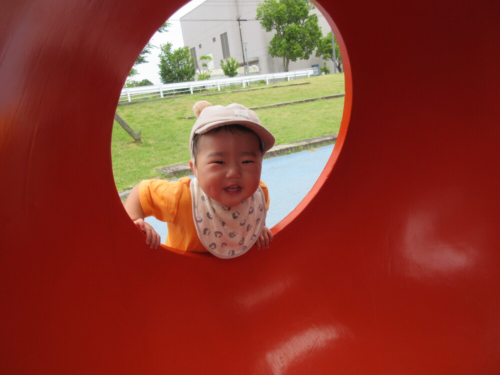 公園で遊ぶ様子