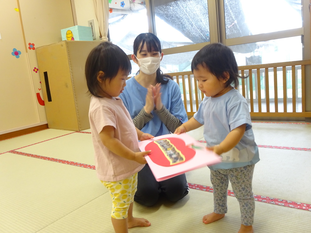 プレゼントを渡す様子