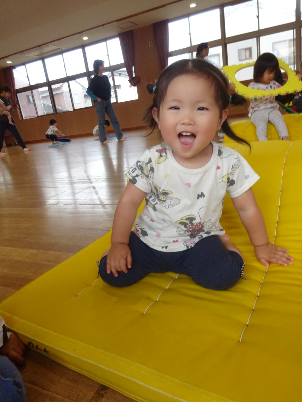 遊戯室で遊ぶ子ども２