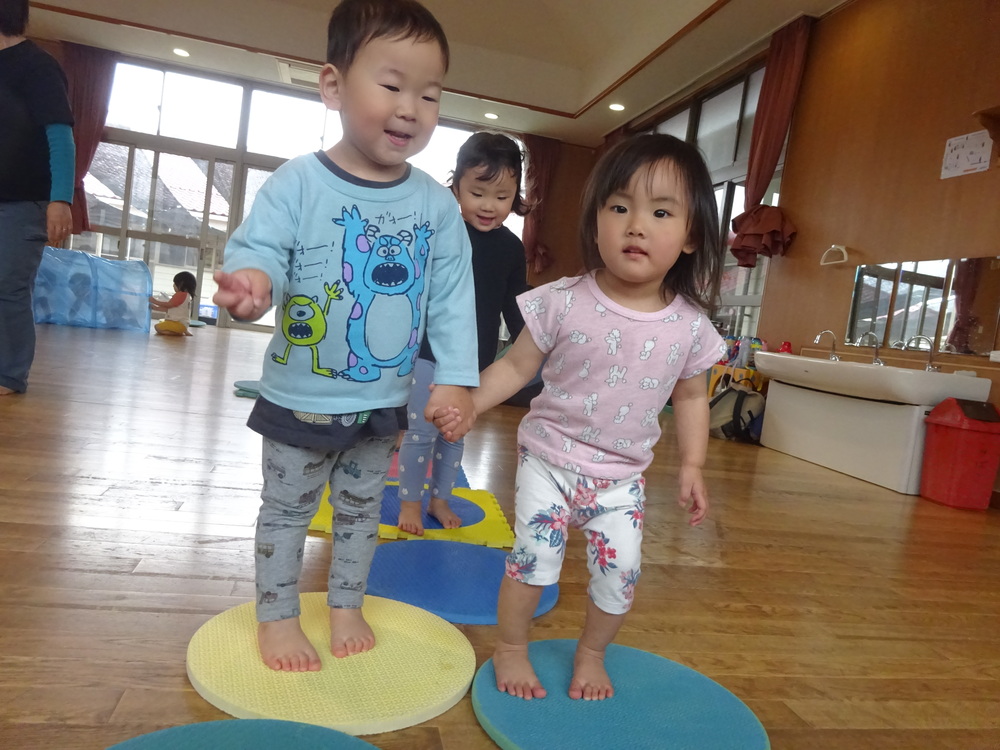 遊戯室で遊ぶ子ども