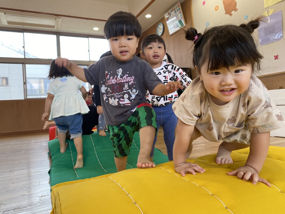 遊戯室で遊んでいる様子 (3)