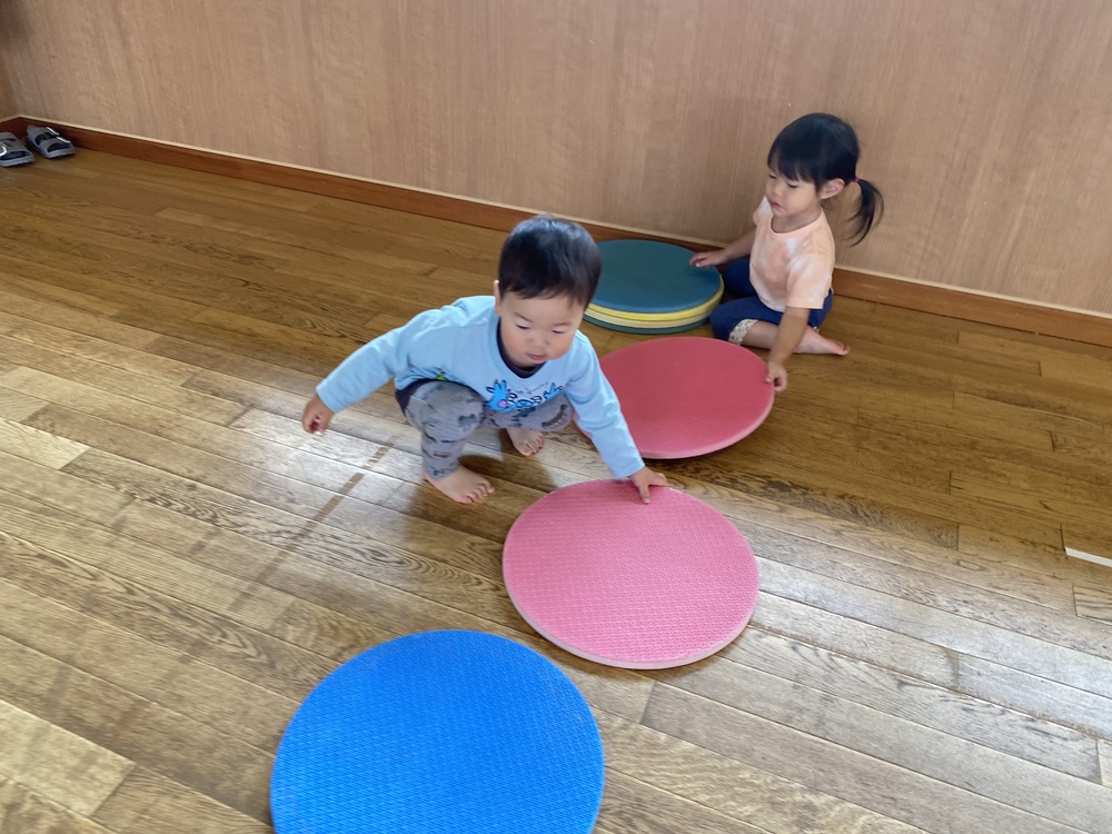 遊戯室で遊んでいる様子 (5)