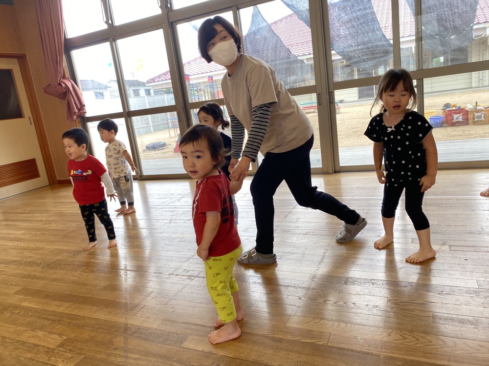 遊戯室で遊んでいる様子