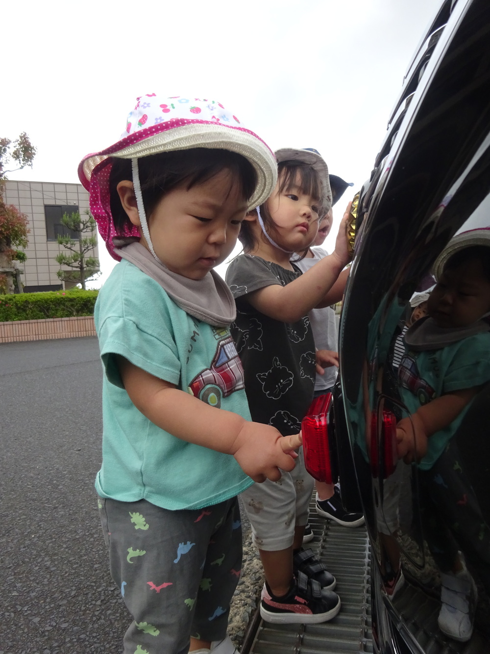 パトカーに触れ観察している様子 (1)
