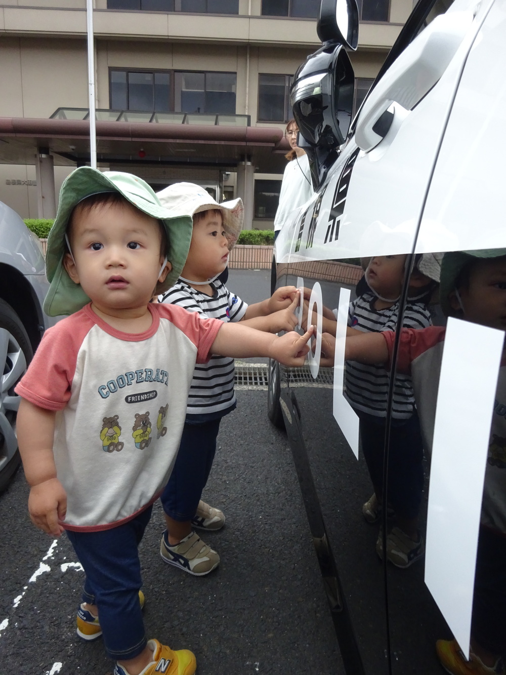 パトカーに触れ観察している様子 (2)
