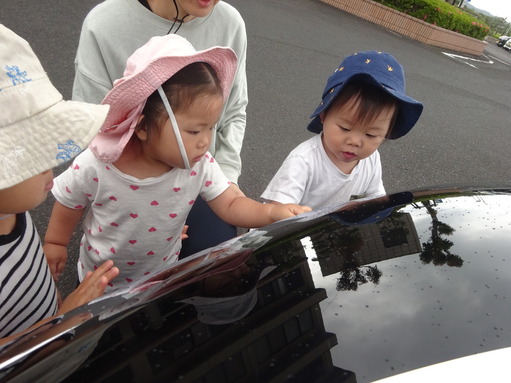 パトカーに触れ観察している様子 (3)