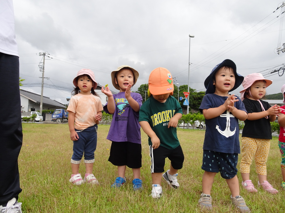 消防署横の広場で遊ぶ子ども (1)