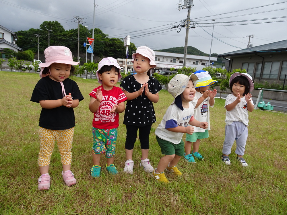 消防署横の広場で遊ぶ子ども (2)