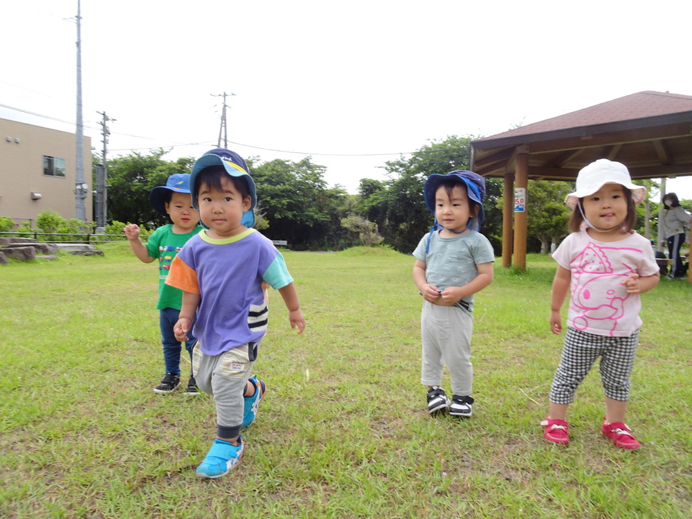 消防署横の広場で遊ぶ子ども (3)