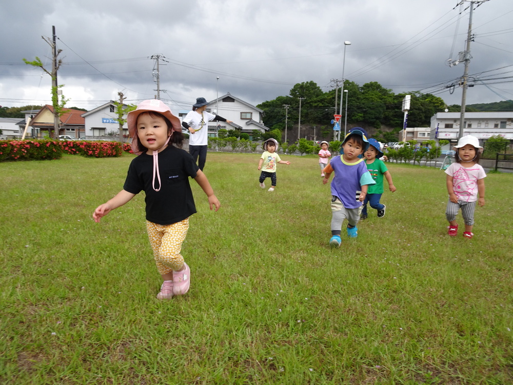 消防署横の広場で遊ぶ子ども (5)