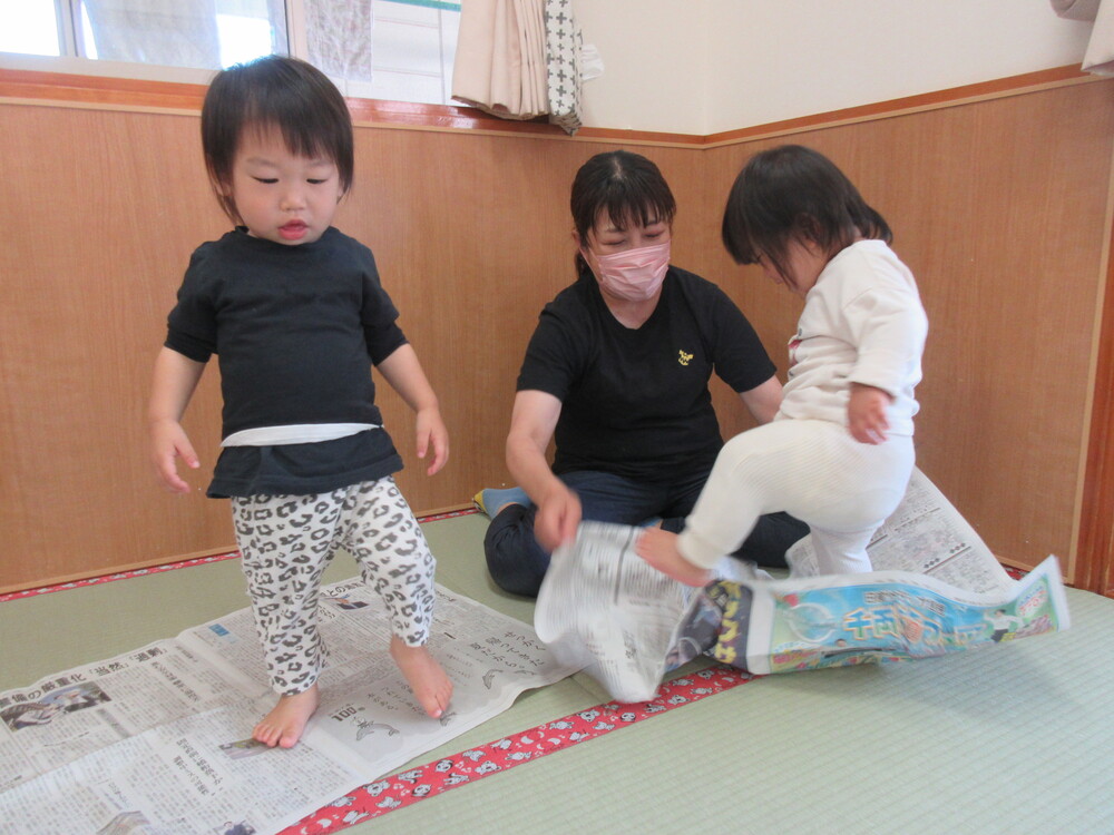 新聞紙遊びの様子 (1)