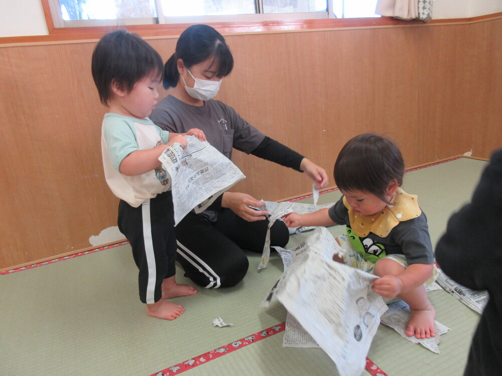 新聞紙遊びの様子 (3)