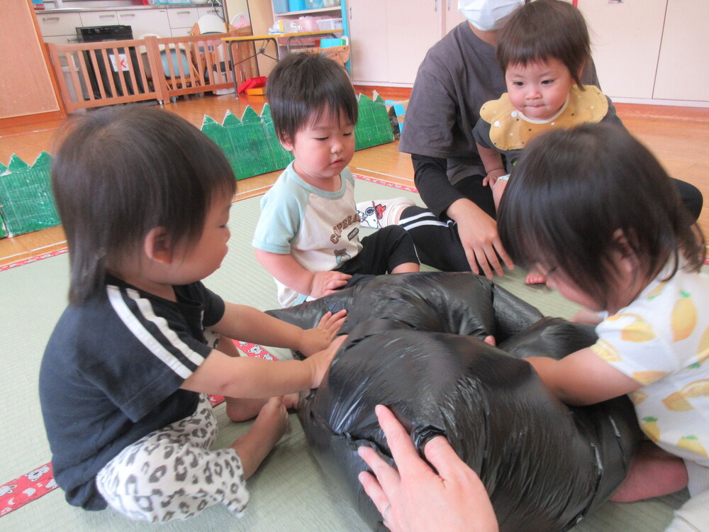 新聞紙ボールで遊んでいる様子
