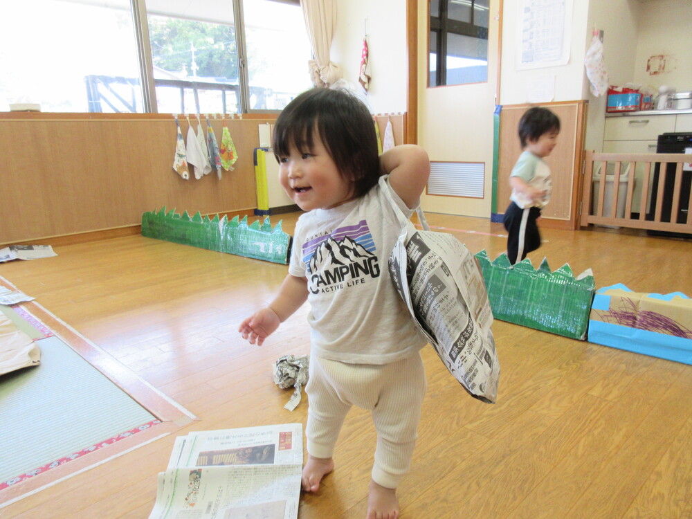 新聞紙遊びの様子 (4)