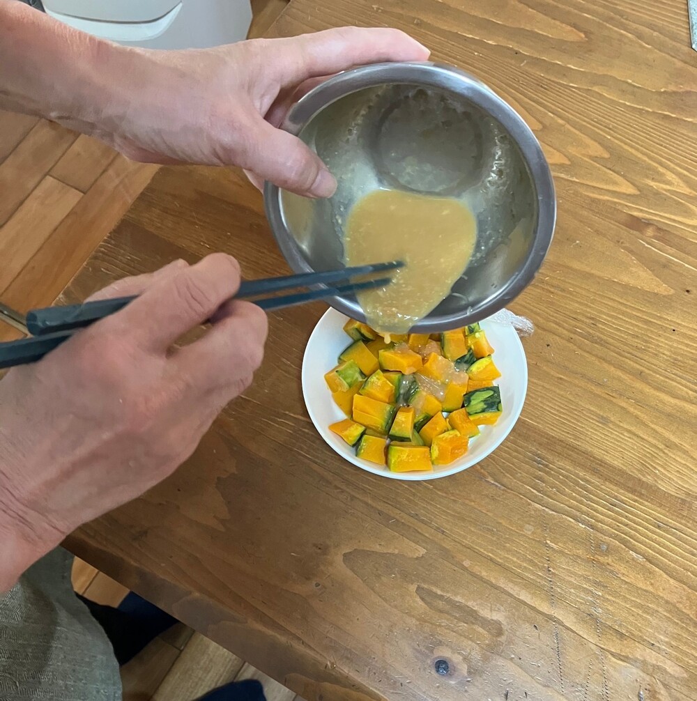 蒸しカボチャに調味料合わせる
