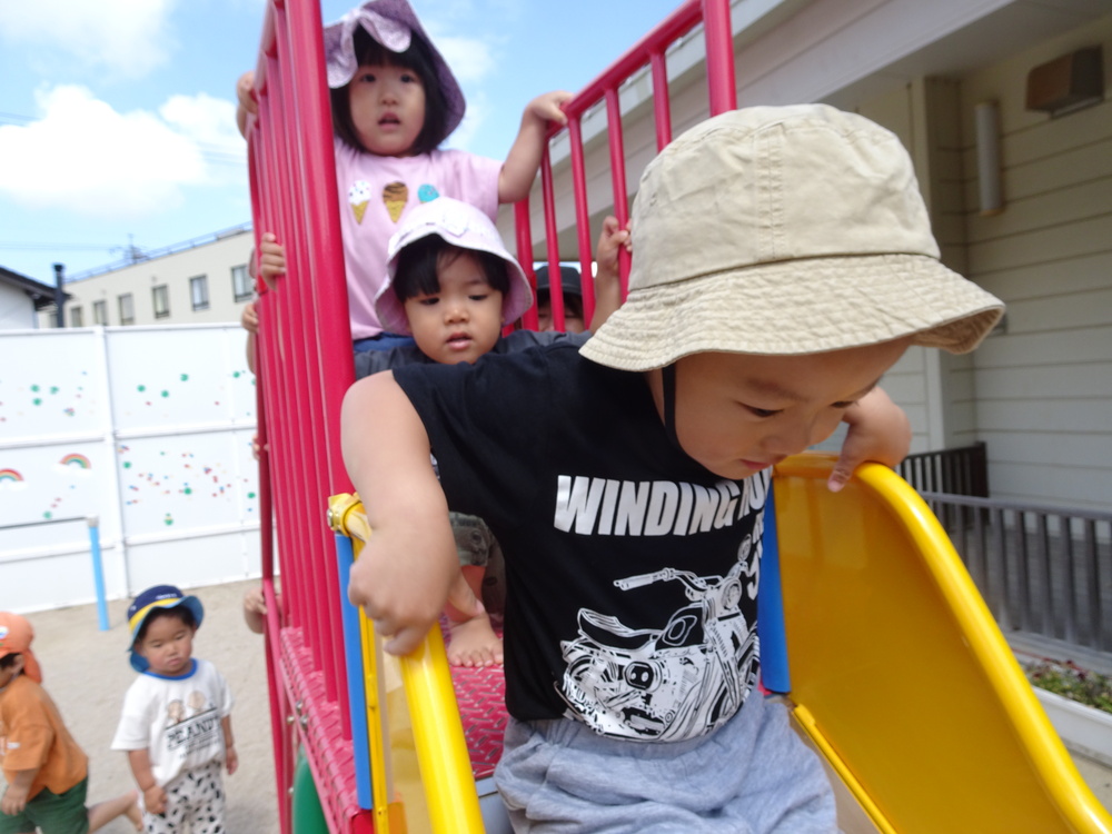 園庭で遊ぶ子ども (2)