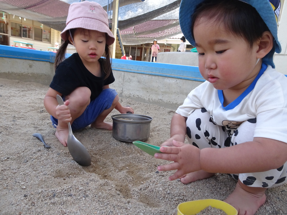 園庭で遊ぶ子ども (3)