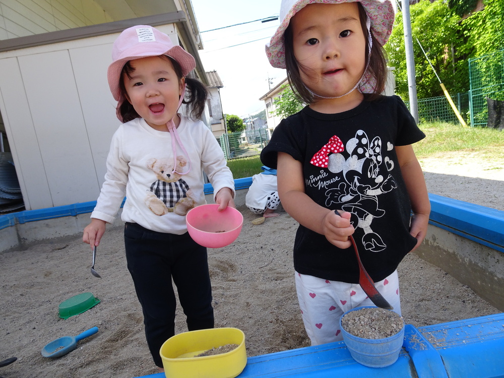 園庭で遊ぶ子ども (4)