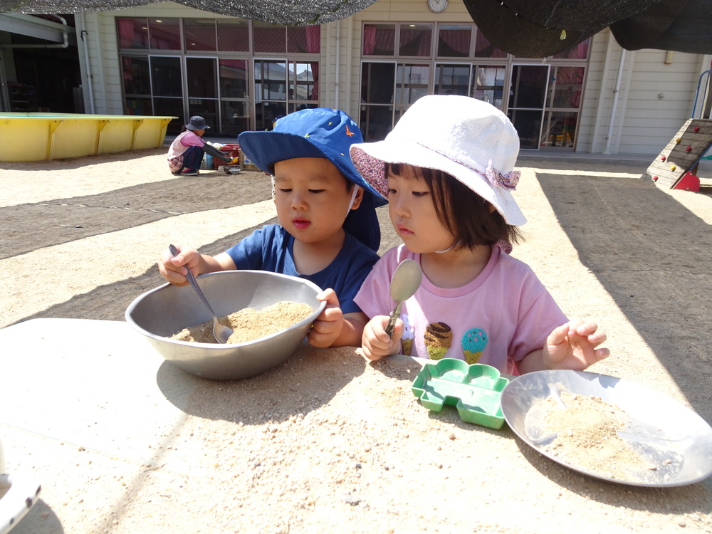 園庭で遊ぶ子ども (5)