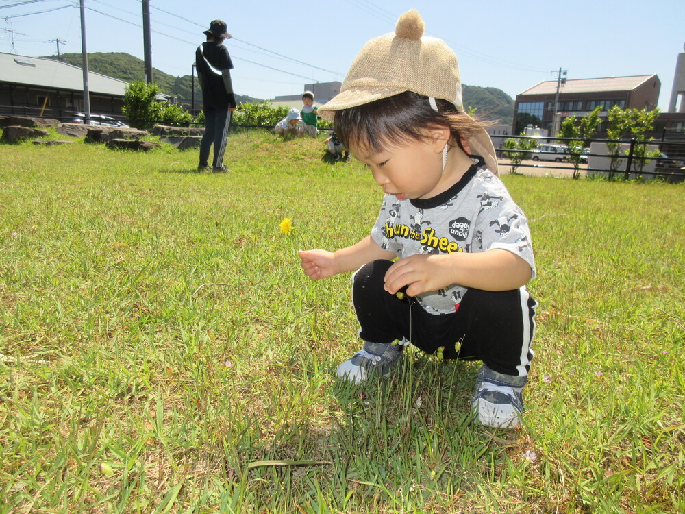 広場で遊んでいる様子 (3)