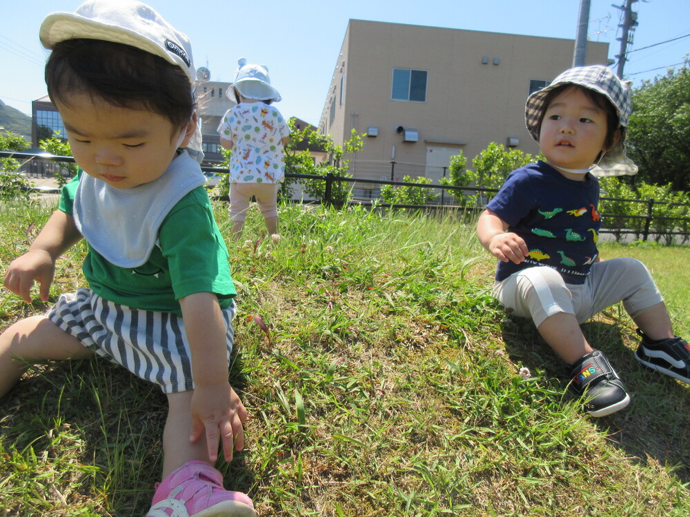 広場で遊んでいる様子 (5)