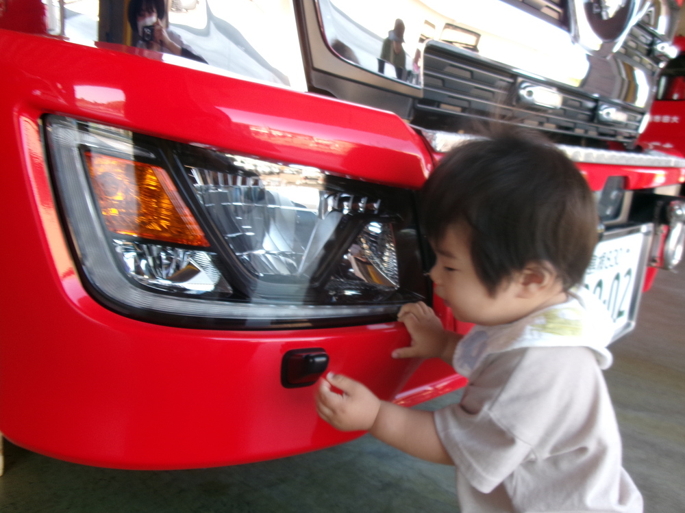 消防車を触っている子ども（１）