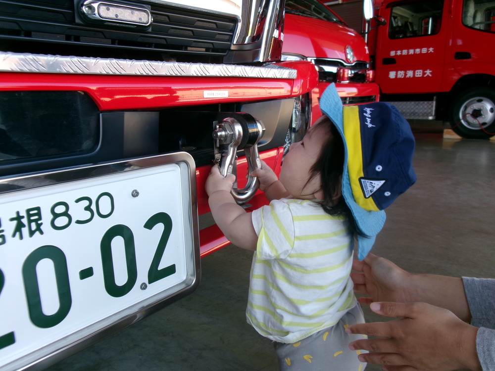 消防車を触っている子ども（２）