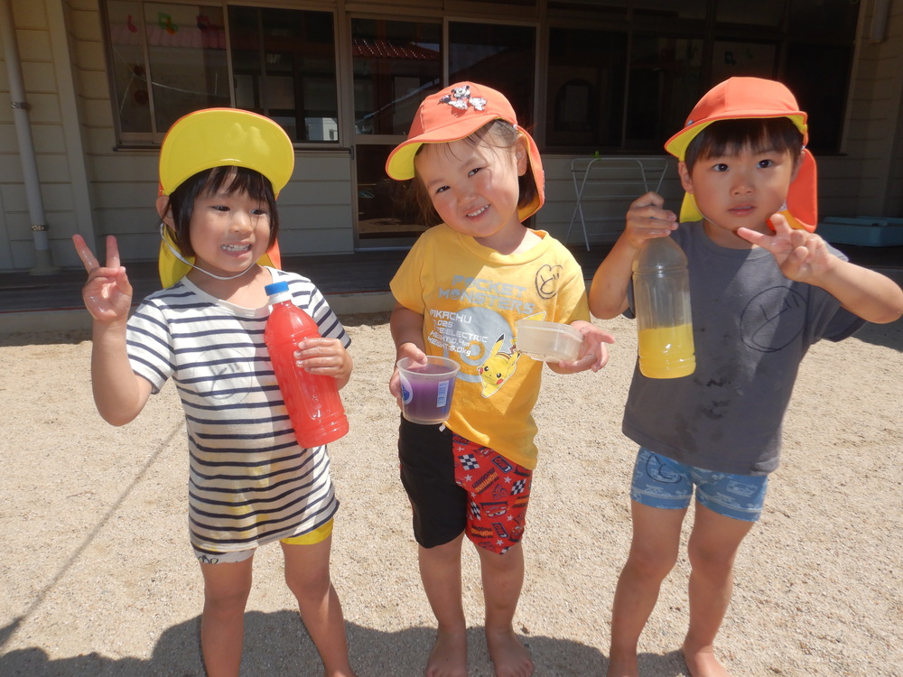 色水で遊んでいる子どもたち (2)