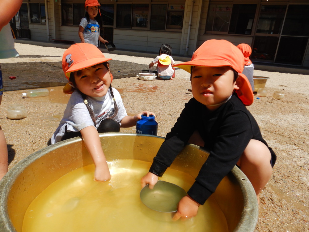 色水で遊んでいる子どもたち (3)