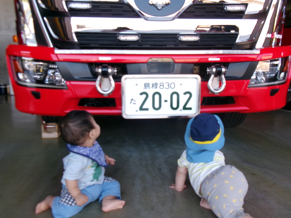 消防車を見上げている子ども