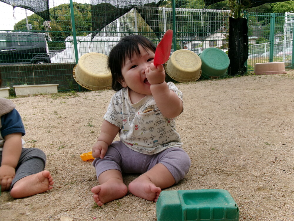 玩具で遊ぶ