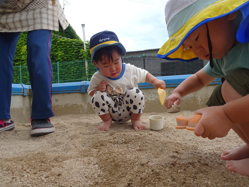 園庭で遊ぶ子ども