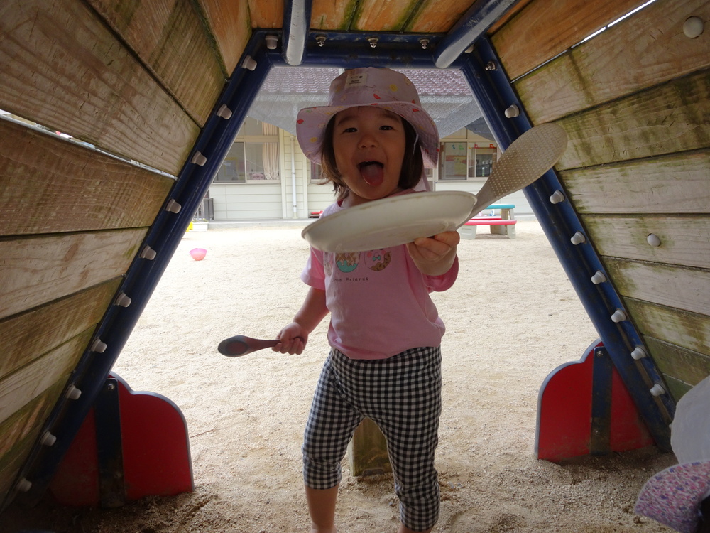 園庭で遊ぶ子ども (2)