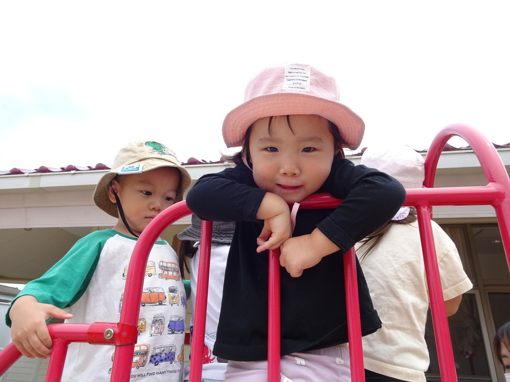 園庭で遊ぶ子ども (3)
