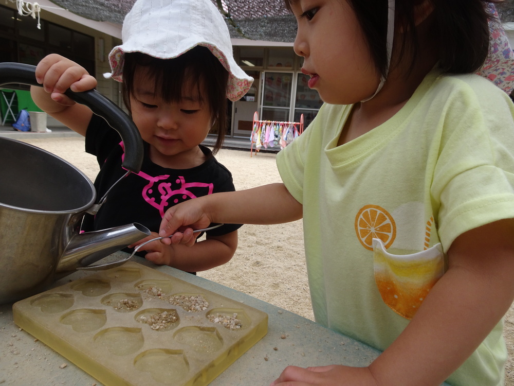 園庭で遊ぶ子ども (4)