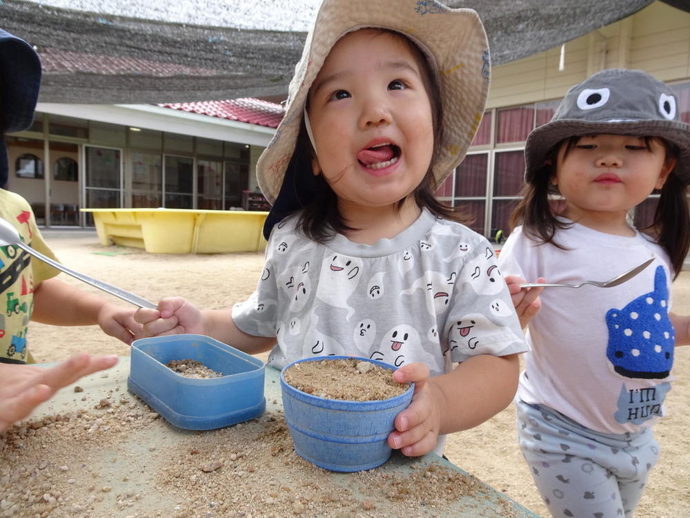 園庭で遊ぶ子ども (5)